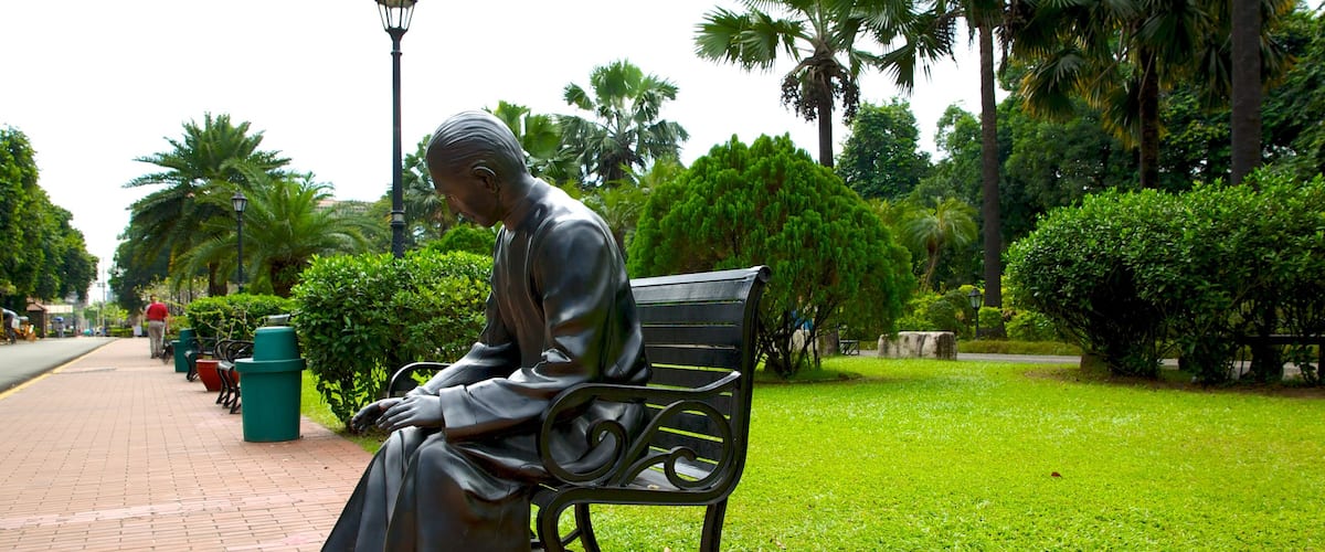 Fort Santiago showing a garden, a statue or sculpture and street scenes