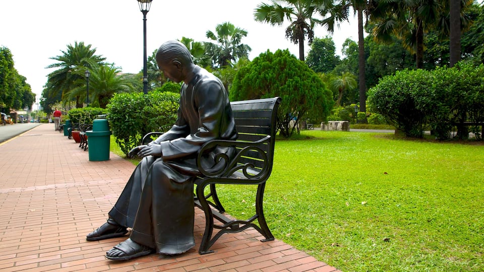 Fort Santiago showing a garden, a statue or sculpture and street scenes