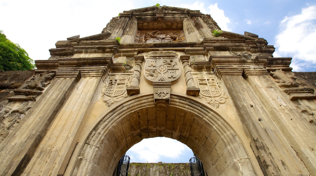 Fuerte Santiago que incluye patrimonio de arquitectura, un castillo y elementos del patrimonio