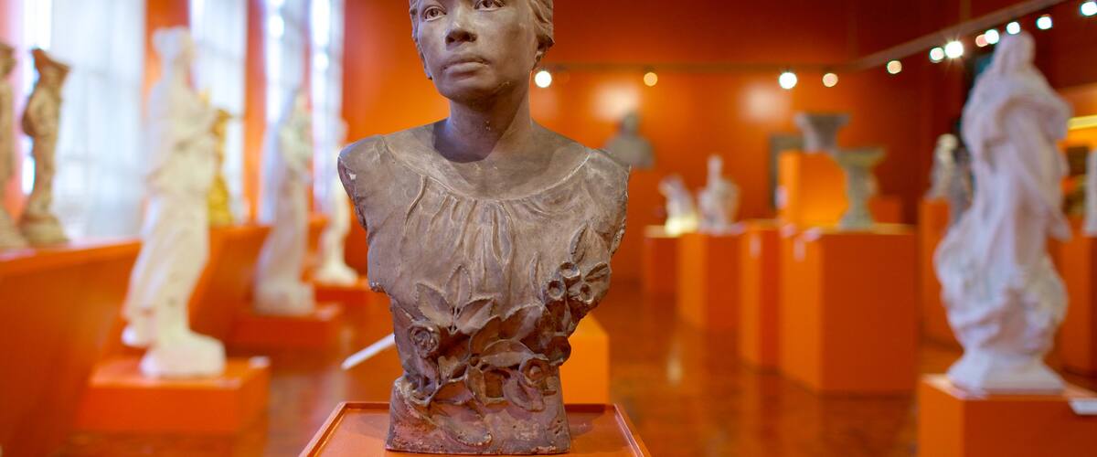 พิพิธภัณฑ์แห่งชาติของชาวฟิลิปปินส์ เนื้อเรื่องที่ การตกแต่งภายใน, ศิลปะ และ อนุสาวรีย์หรือรูปปั้น