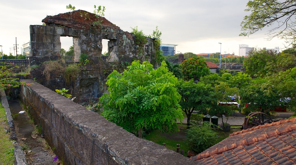 Baluarte de San Diego showing a city, heritage architecture and a ruin