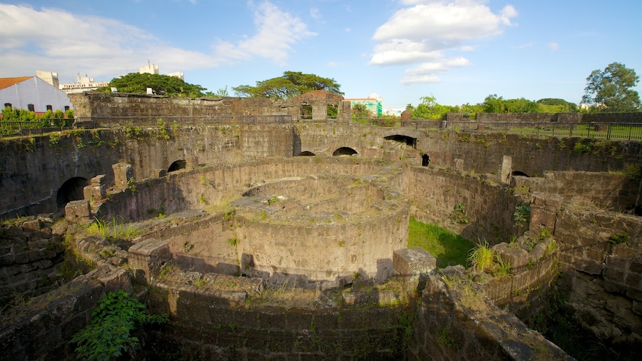 Baluarte de San Diego featuring heritage architecture, building ruins and heritage elements