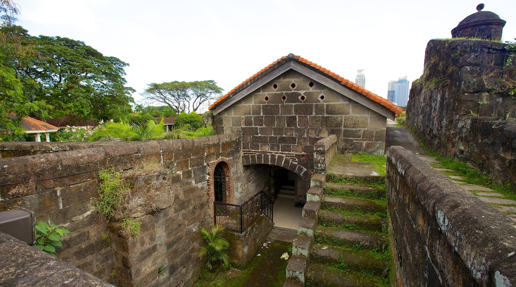 Baluarte de San Diego which includes château or palace, heritage elements and heritage architecture