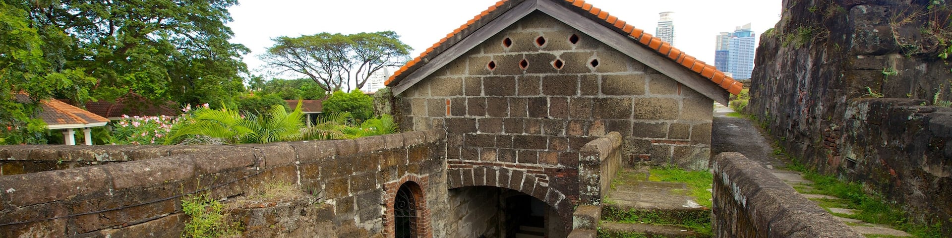 Baluarte de San Diego which includes heritage architecture, heritage elements and a castle