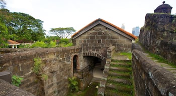 Baluarte de San Diego which includes heritage architecture, heritage elements and a castle