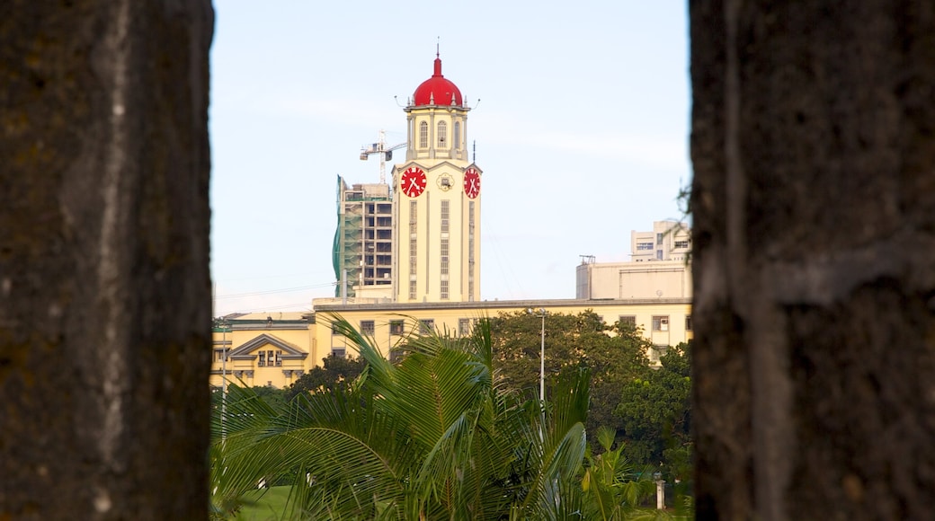 Baluarte de San Andres showing heritage architecture and a church or cathedral