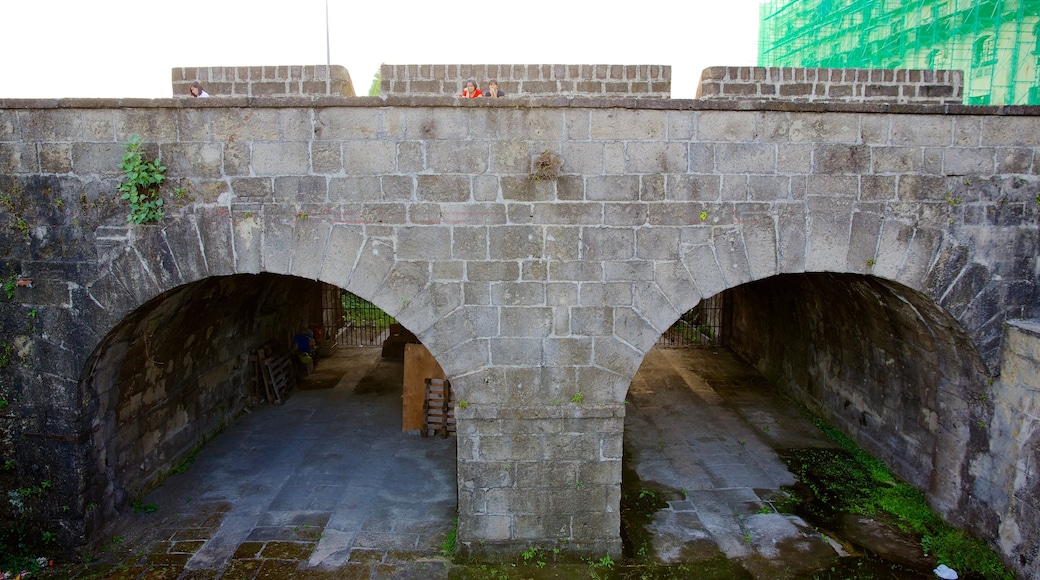 Baluarte de San Andres som viser historiske bygningsværker og en by