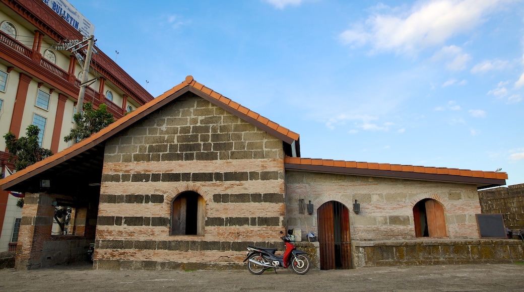 Baluarte de San Andres showing heritage architecture and street scenes