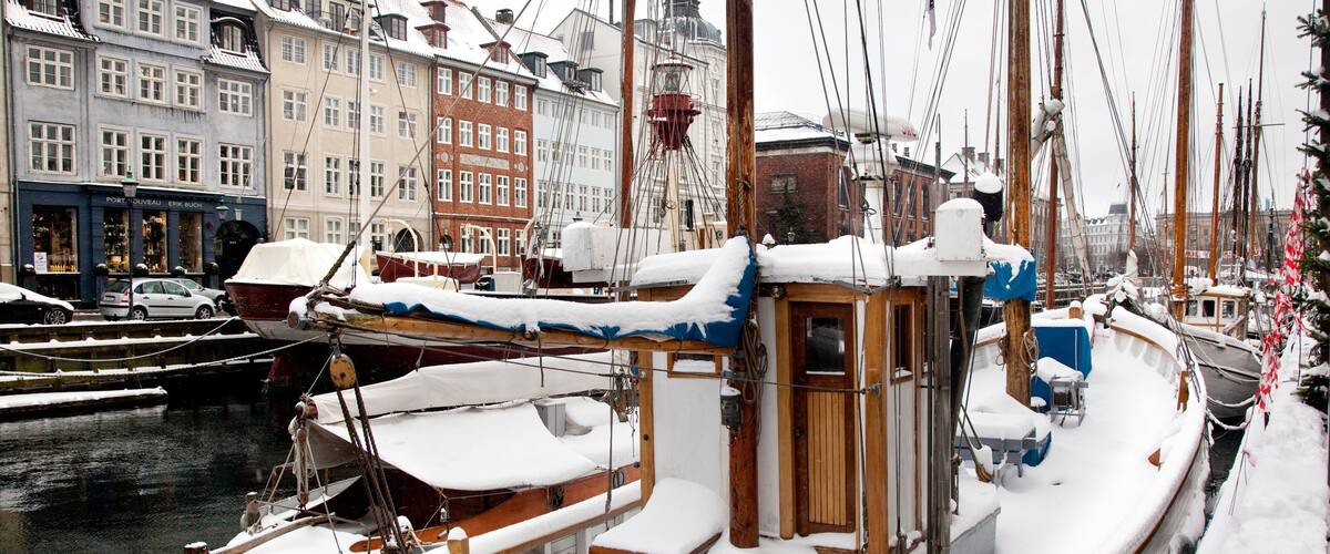 Nyhavn presenterar snö, båtkörning och en å eller flod