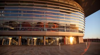 Ópera de Copenhague mostrando escenas de teatro, una ciudad y arquitectura moderna