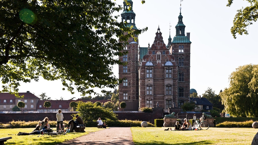 Castillo de Rosenborg que incluye una ciudad, jardín y elementos patrimoniales