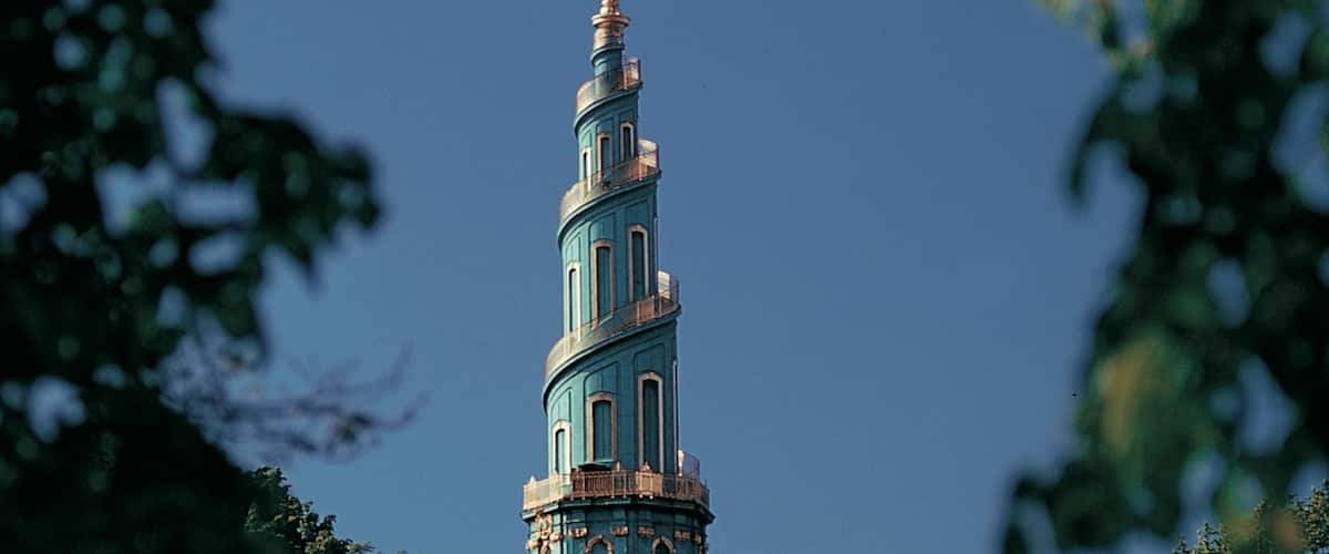 Vor Frelsers Kirke presenterar skyline, religiösa aspekter och historisk arkitektur