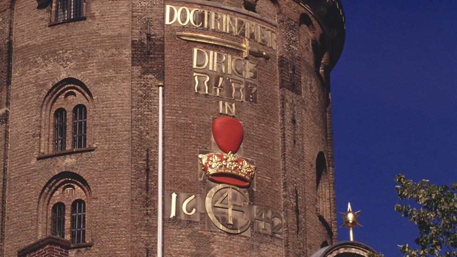 Torre redonda mostrando un edificio administrativo, señalización y arquitectura patrimonial