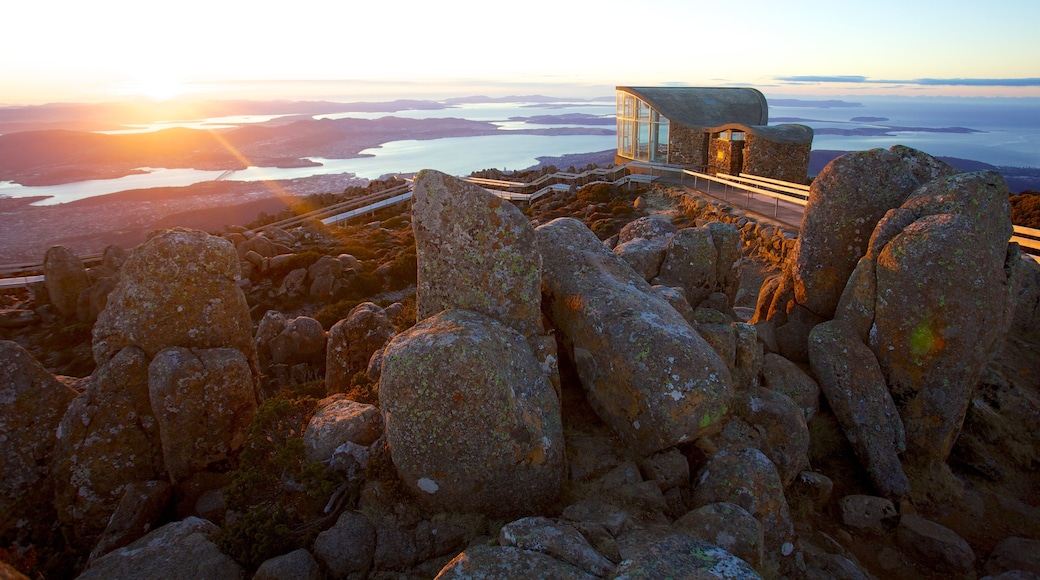 Mt. Wellington mostrando tramonto, vista del paesaggio e vista della costa