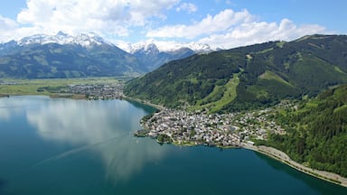 Zell am See showing mountains, a coastal town and a lake or waterhole