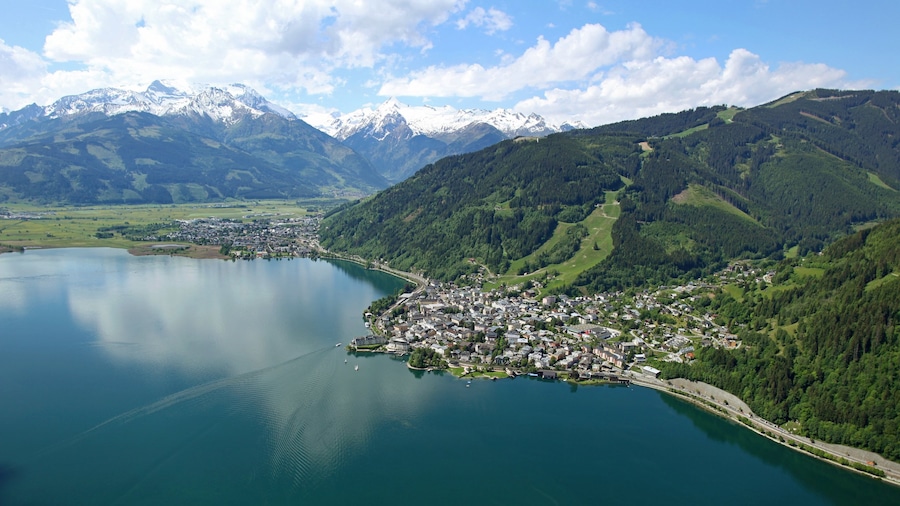Zell am See som inkluderar en sjö eller ett vattenhål, landskap och en kuststad