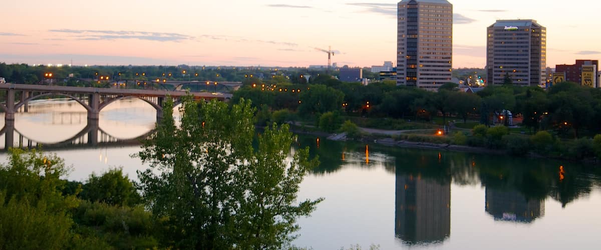 Saskatoon mostrando una ciudad, una puesta de sol y un río o arroyo