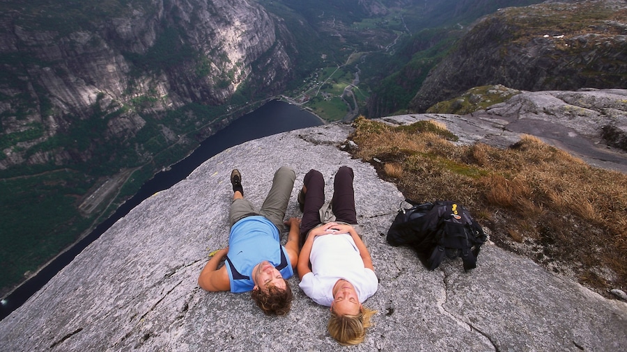Kjerag toont hiken of wandelen, bergen en een kloof of ravijn