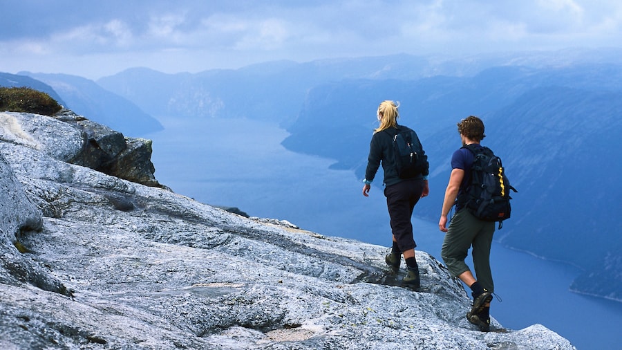 Kjerag ofreciendo montañas, caminatas y vista panorámica