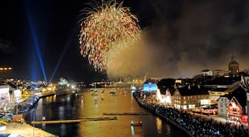 Stavanger inclusief podiumkunst, nachtleven en een stad