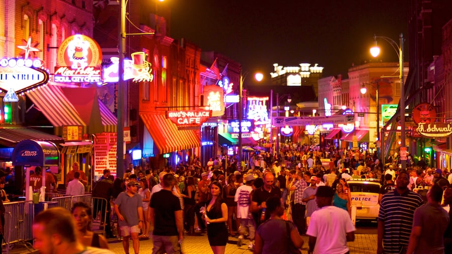 Beale Street ofreciendo escenas nocturnas, vida nocturna y señalización