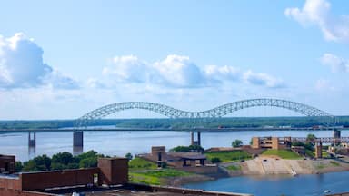 Memphis bevat een brug en een rivier of beek