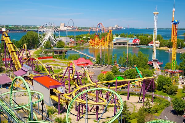 Parc d\'attractions La Ronde montrant ville, balades et baie ou port