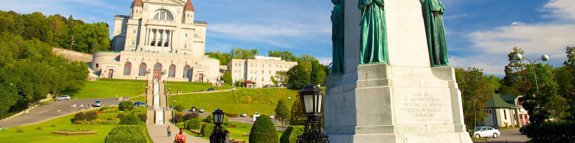 Saint Joseph\'s Oratory showing a statue or sculpture, heritage architecture and a city