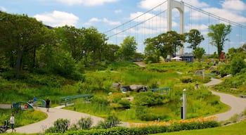 Québec Aquarium Park toont een tuin en een brug