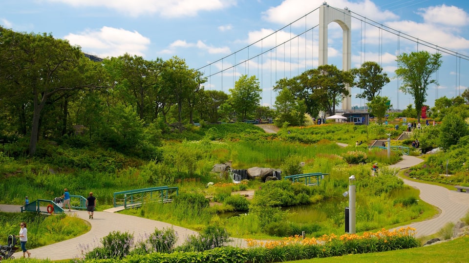 Parque Acuario de Quebec ofreciendo un jardín y un puente