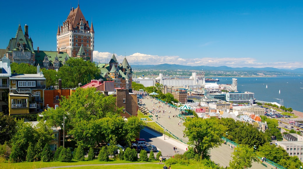 Parks Canada\'s Dufferin Terrace che include città, vista della costa e vista del paesaggio