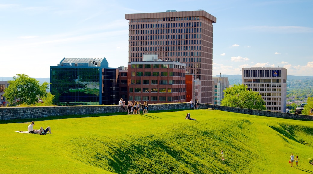 Oud Quebec toont een stad, een park en picknicken