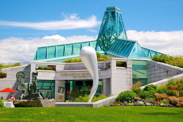 Plaines d\'Abraham montrant statue ou sculpture, ville et architecture moderne