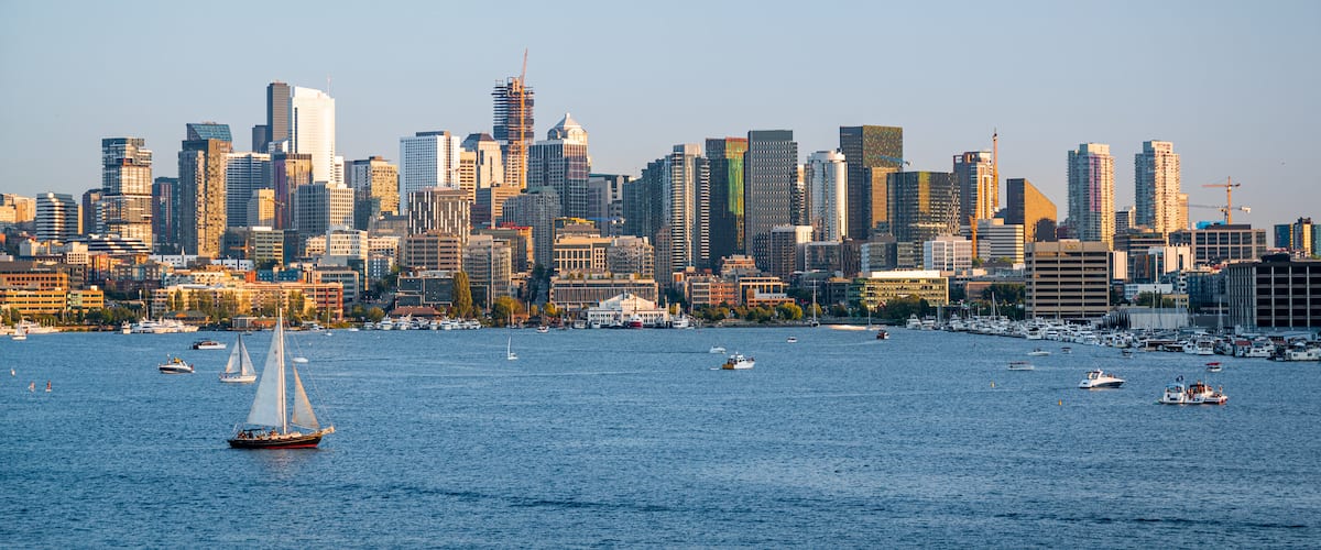 Gas Works Park showing a bay or harbor, landscape views and a city