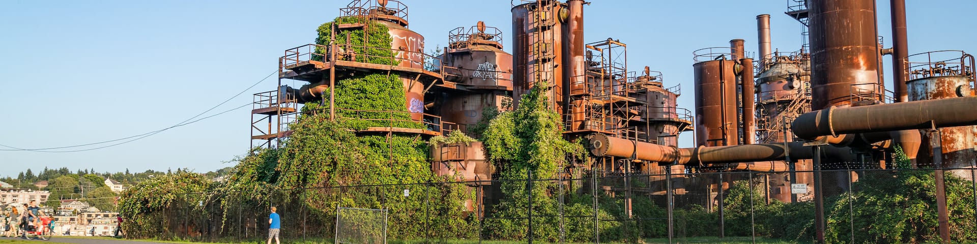 Gas Works Park showing industrial elements and a park