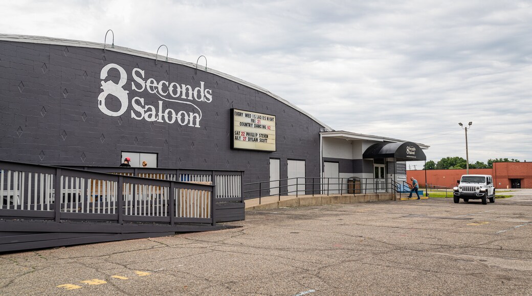 8 Seconds Saloon showing signage