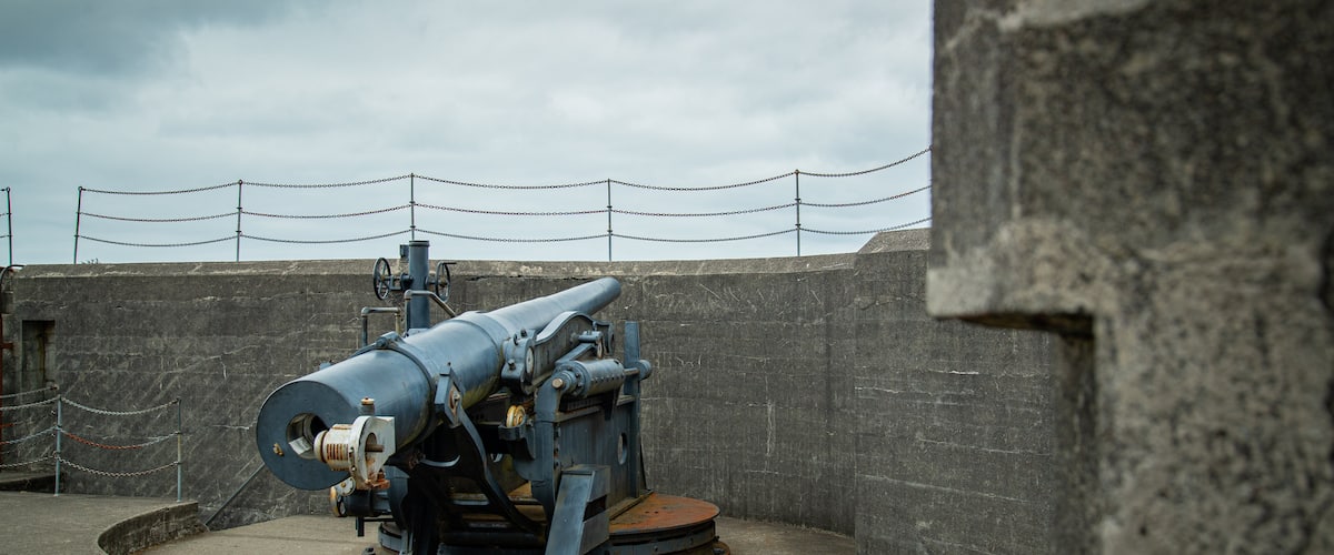 Fort Stevens State Park showing heritage elements and military items