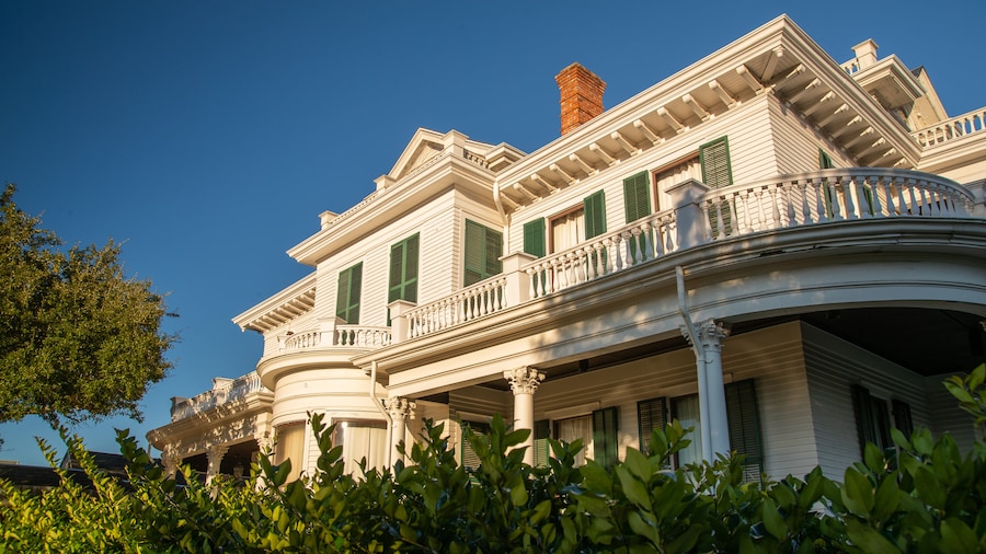 East Biloxi which includes a house