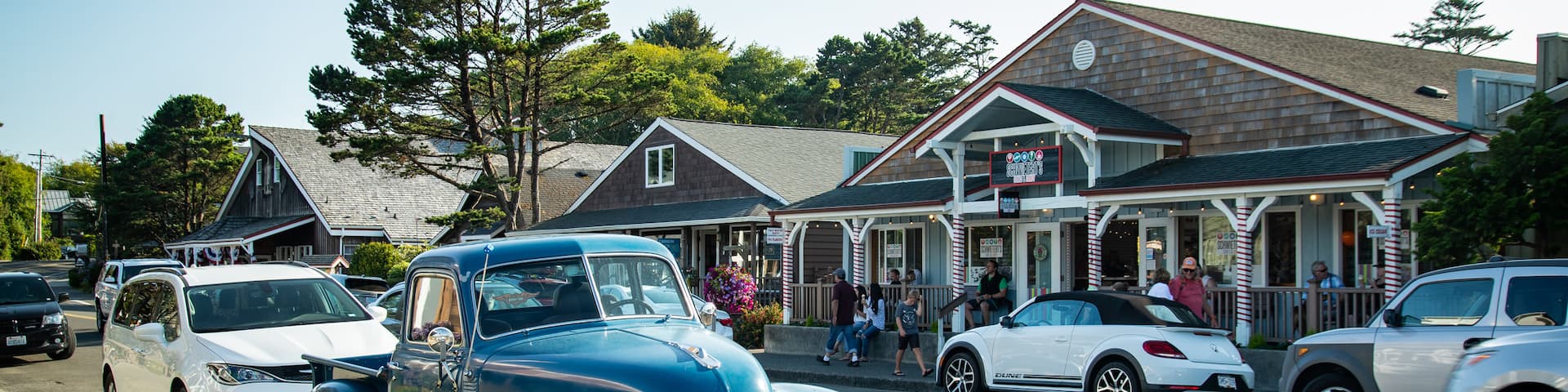 Cannon Beach which includes street scenes