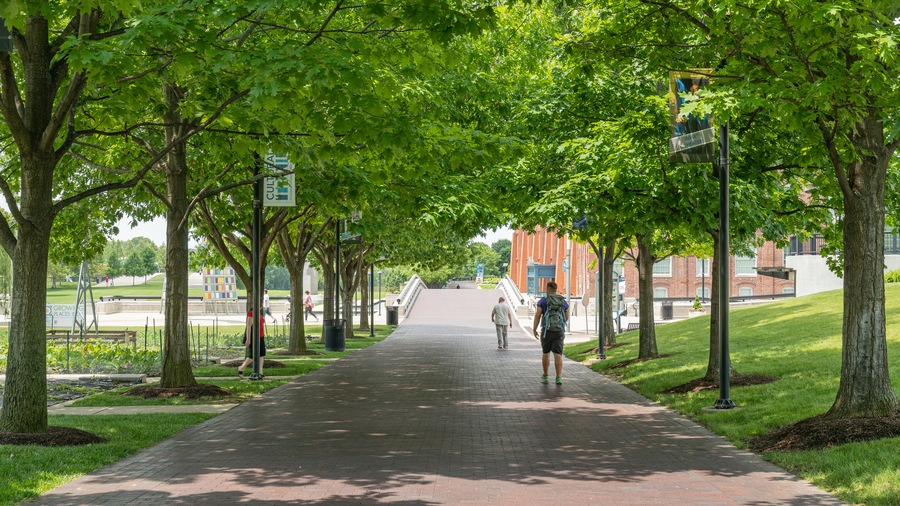 Indianapolis Cultural Trail showing a park