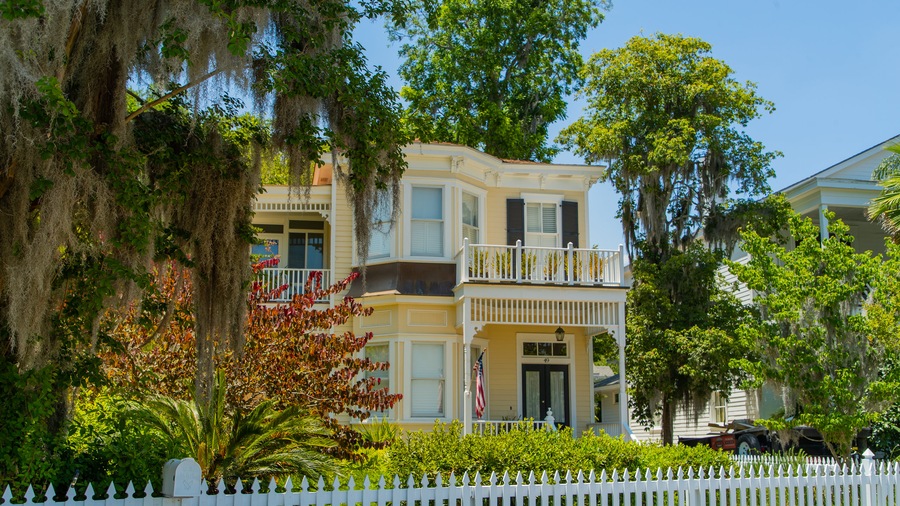 Isle of Hope Historic District showing a house