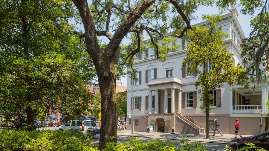 JJuliette Gordon Low Birthplace in Savannah, Georgia, a historic Federal-style mansion framed by oak trees and greenery in the city’s historic district