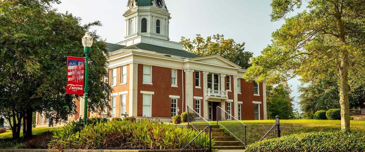 Toccoa which includes an administrative buidling and heritage elements