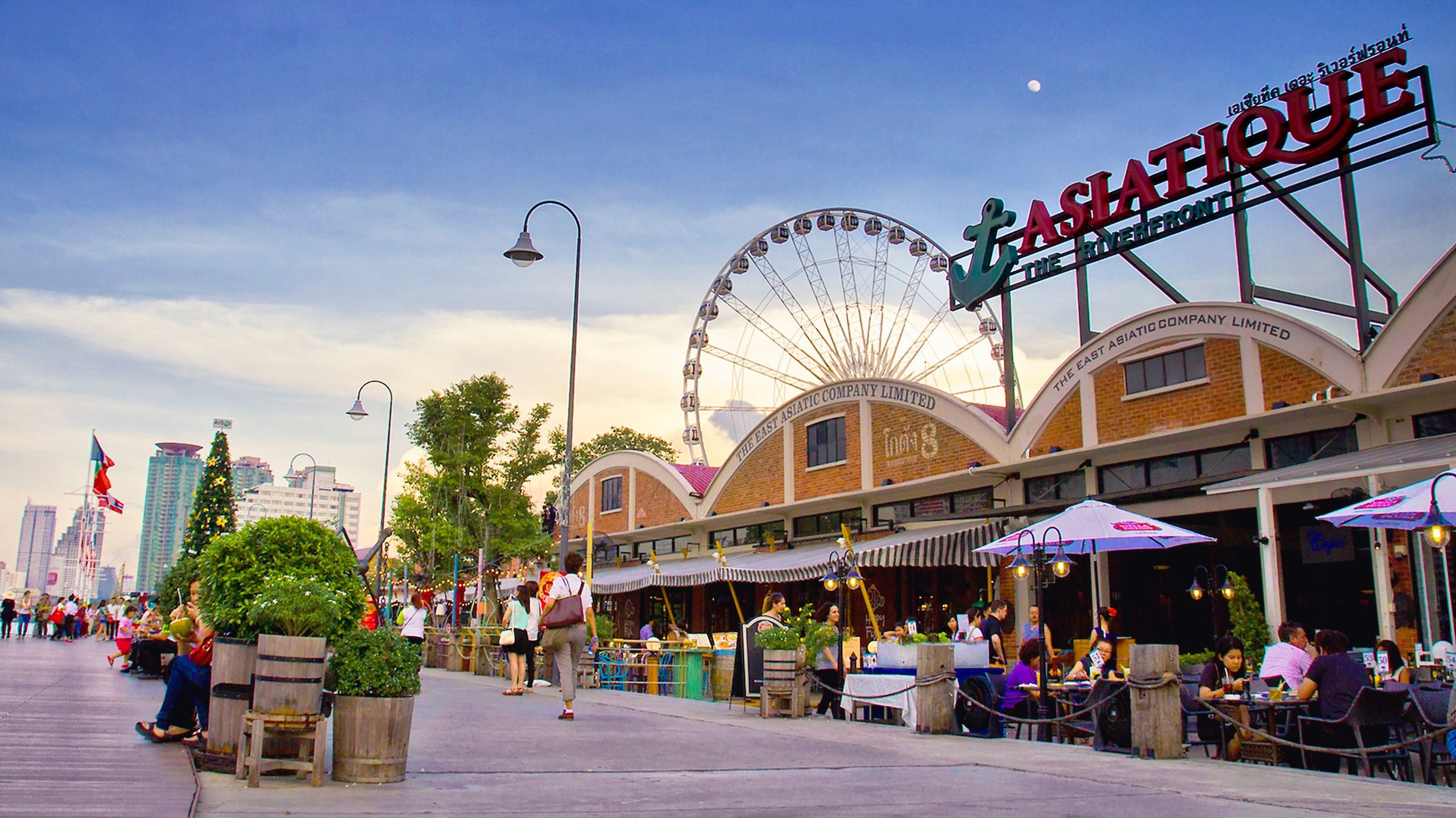 Combining shopping, dining, sightseeing and exciting activities, this large riverside mall is also a delightful spot to learn about the culture of Thailand.