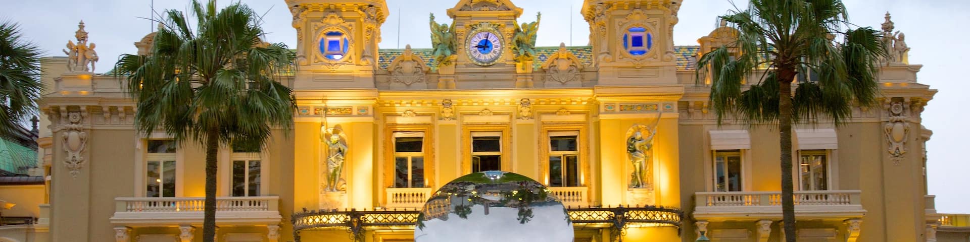 Casino Monte Carlo showing a fountain and heritage architecture