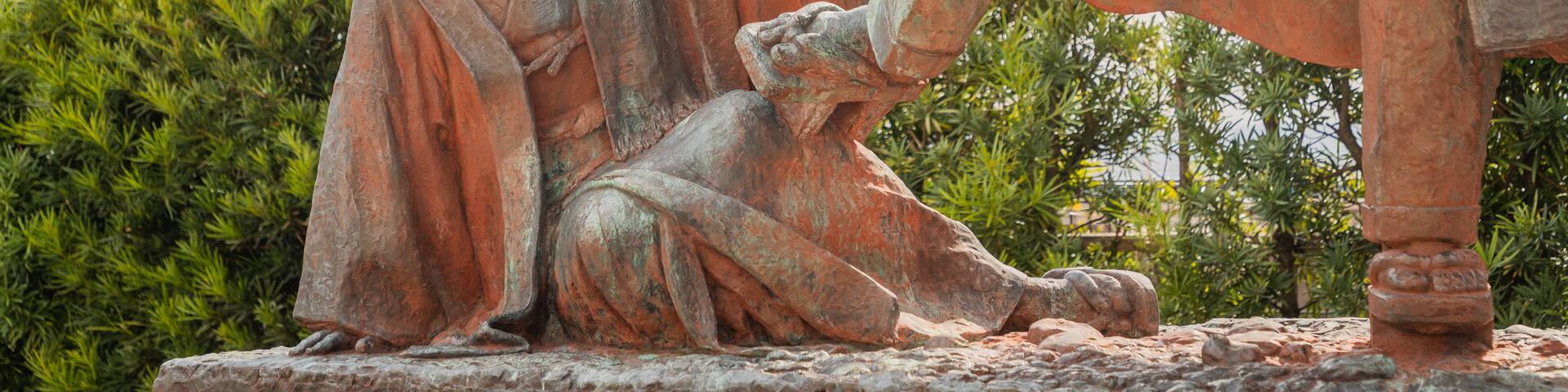 Atami featuring a statue or sculpture