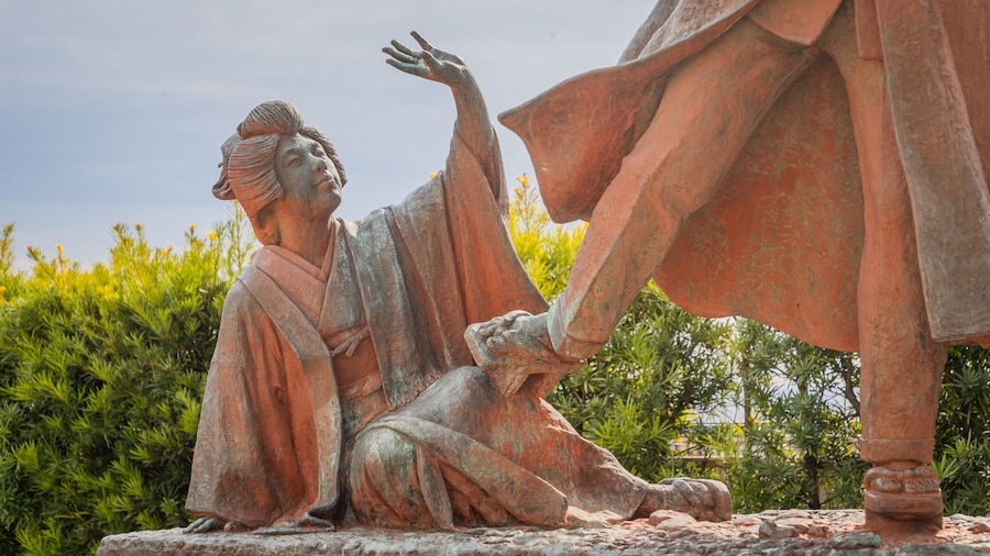 Omiyas Fyrretrå / Statuen af Kanichi og Omiya