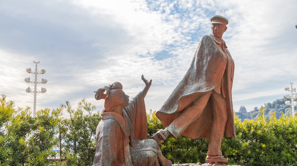 Pino de Omiya/Estatua de Kanichi y Omiya