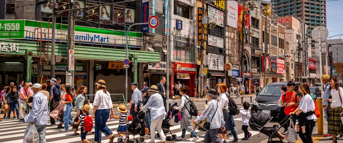 Tennoji featuring street scenes and a city as well as a large group of people