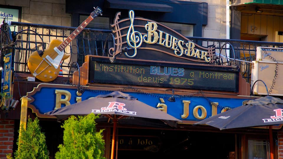 Quartier Latin mit einem Bar, Beschilderung und Musik